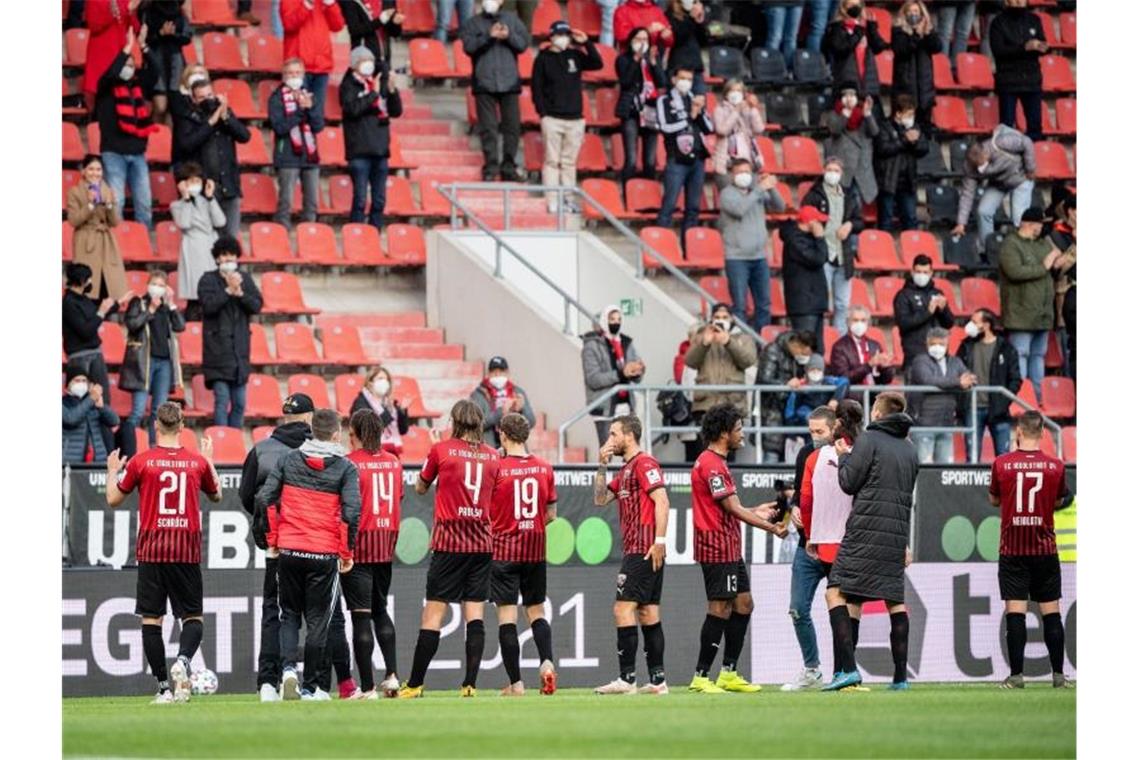 Nach dem Sieg im Hinspiel gegen Osnabrück bedanken sich die Ingolstädter Profis bei den rund 250 Fans. Foto: Matthias Balk/dpa