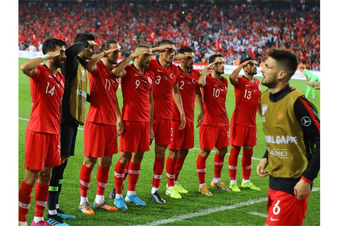 Nach dem Sieg in der EM-Qualifikation über Albanien salutieren einige türkische Spieler vor den Fans. Foto: Mahmut Burak Burkuk - Depo/Depo Photos via ZUMA Wire/dpa
