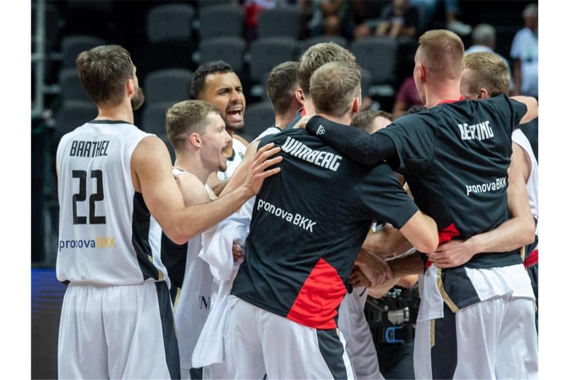Letzter Kraftakt: DBB-Team trifft auf Brasilien Nach dem Sieg über Kroatien glauben die deutschen Basketballer auch an ihre Chance gegen Brasilien. Foto: Tilo Wiedensohler/dpa