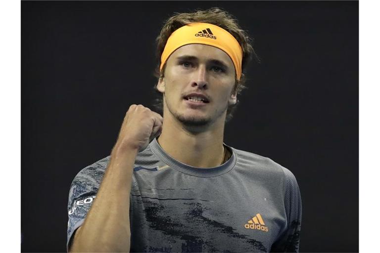 Nach dem Sieg über Sam Querrey aus den USA steht Alexander Zverev im Halbfinale des Turniers in Peking. Foto: Mark Schiefelbein/AP/dpa