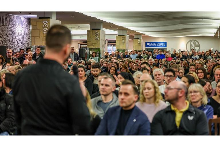 Nach dem spektakulären Gelsenkirchener Sparkassen-Einbruch öffnet die Bank eine Servicestelle für Kunden - hier ein Archivbild einer Informationsveranstaltung eines Rechtsanwalts für Kunden. (Archivbild)