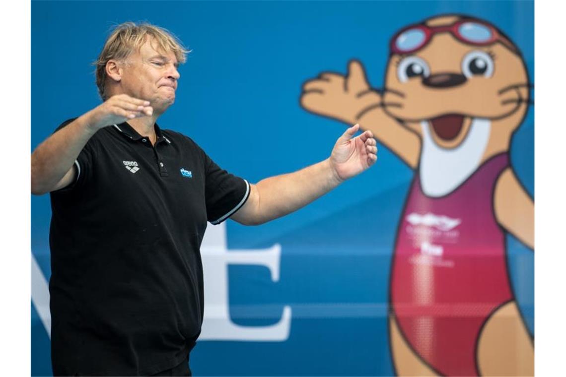 Nach dem Spiel hebt Bundestrainer Hagen Stamm vor dem Maskottchen der Veranstaltung, einem Otter, resignierend die Arme. Foto: Bernd Thissen