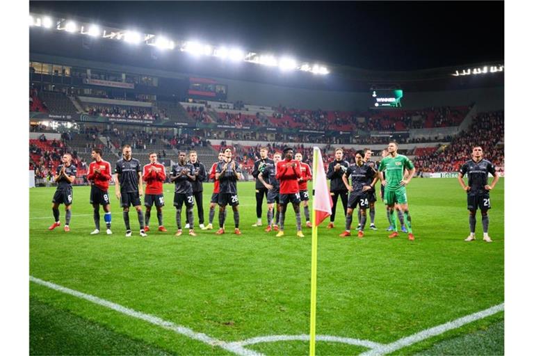 Nach dem Spiel in Prag werden die Spieler von Union Berlin trotz der Niederlage von den Fans im Gästeblock wie Sieger gefeiert. Foto: Robert Michael/dpa-Zentralbild/dpa