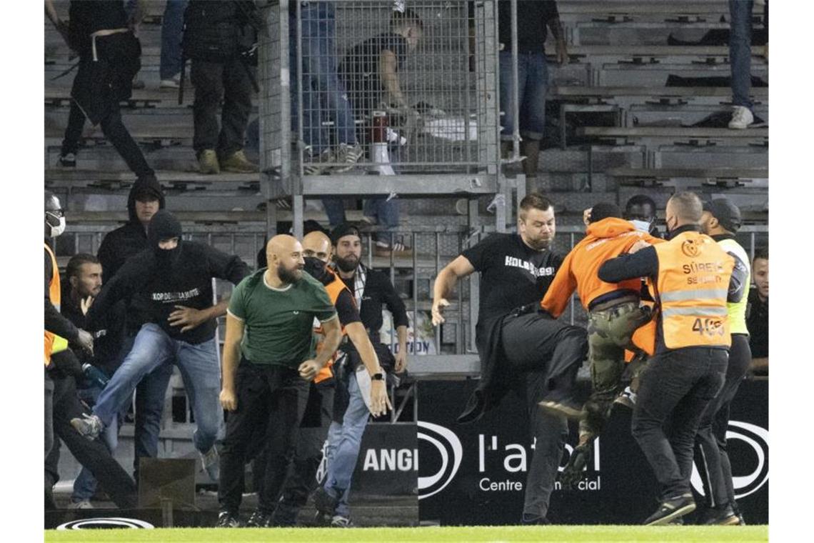 Nach dem Spiel zwischen Gastgeber Angers SCO und Olympique Marseille gehen die Anhänger beider Mannschaften aufeinander los. Foto: Jeremias Gonzalez/AP/dpa
