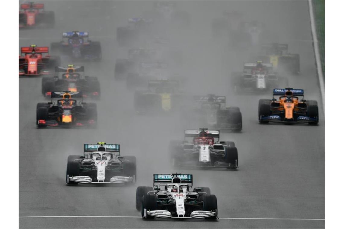 Furiose Aufholjagd von Vettel im Hockenheim-Chaos Nach dem Start lag Weltmeister Lewis Hamilton an der Spitze des Feldes. Foto: Fabian Sommer