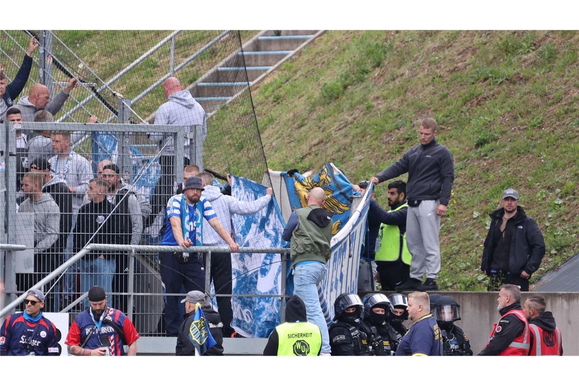 Nach dem Sturz schirmten Fans die Unfallstelle mit Bannern ab