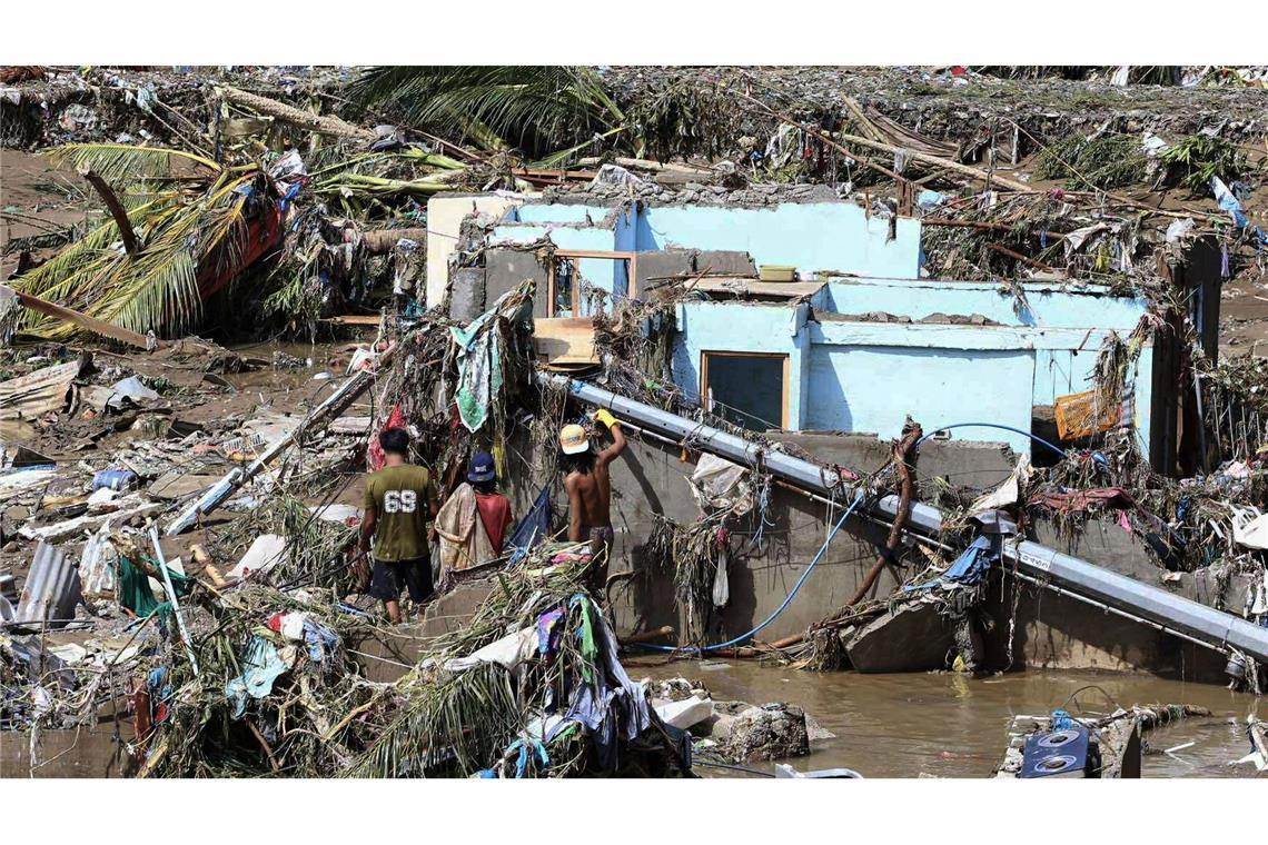Nach dem Taifun "Kalmaegi" auf den Philippinen: Einwohner versuchen persönliche Gegenstände zu retten.