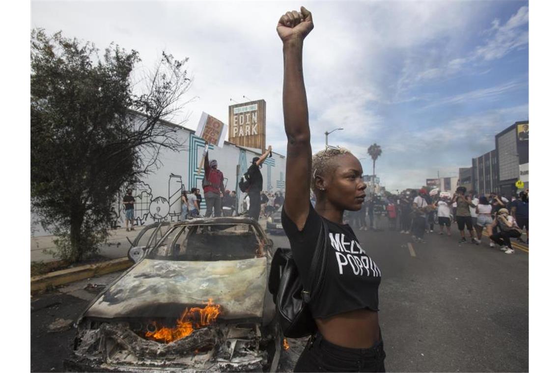 Nach dem Tod des Afroamerikaners George Floyd bei einem brutalen Polizeieinsatz in Minneapolis haben Ausschreitungen in US-Metropolen in der fünften Nacht in Folge angedauert. Foto: Ringo H.W. Chiu/AP/dpa