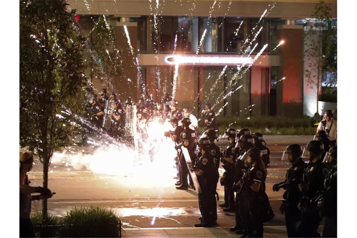 Nach dem Tod des Afroamerikaners George Floyd bei einem brutalen Polizeieinsatz in Minneapolis haben Ausschreitungen in US-Metropolen in der fünften Nacht in Folge angedauert. Foto: Alex Brandon/AP/dpa