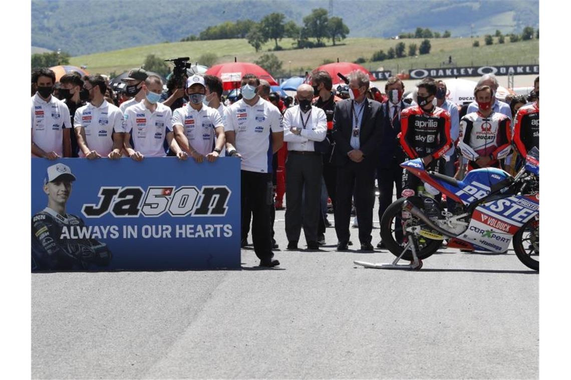 Nach dem Tod des Schweizer Rennfahrers Jason Dupasquier gab es in Mugello eine Schweigeminute. Foto: Antonio Calanni/AP/dpa