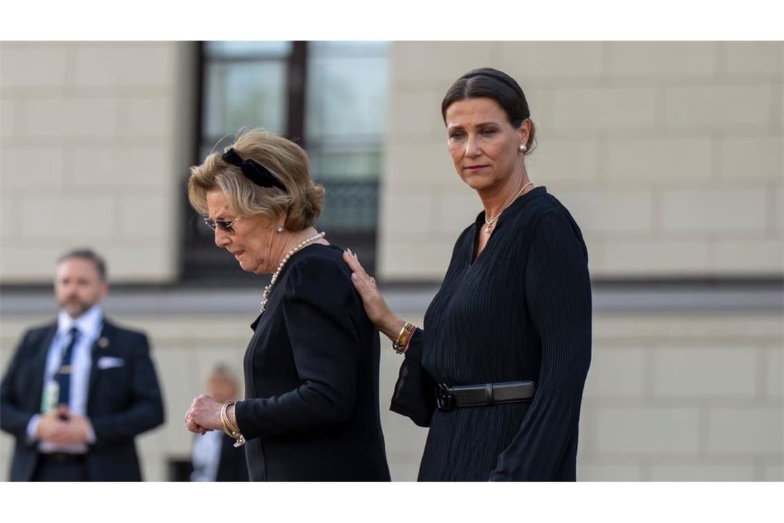 Nach dem Tod von König Harald: 31.08.2026, Norwegen, Oslo: Königin Sonja und Prinzessin Märtha Louise stehen auf dem Schlossplatz. König Harald V. ist am 28.08.2026 im Alter von 89 Jahren gestorben. Foto: Cornelius Poppe/NTB/dpa +++ dpa-Bildfunk +++