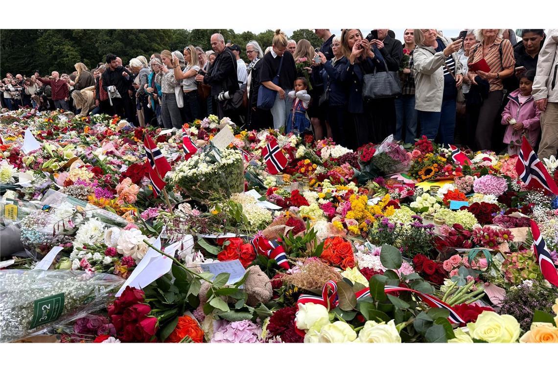 Nach dem Tod von König Harald V. haben sich zahlreiche Menschen vor dem Königlichen Schloss Oslo versammelt, um zu trauern und Blumen abzulegen. Der norwegische König Harald V. ist im Alter von 89 Jahren gestorben. (zu dpa: «Sarg mit Harald von Tausenden bei Trauerzug begleitet»)