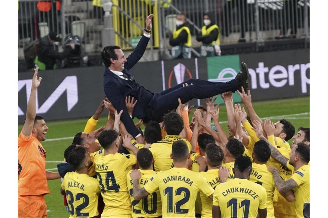 Nach dem Triumph feierten die Villarreal-Profis ihren Trainer Unai Emery. Foto: Janek Skarzynski/Pool AFP/AP/dpa