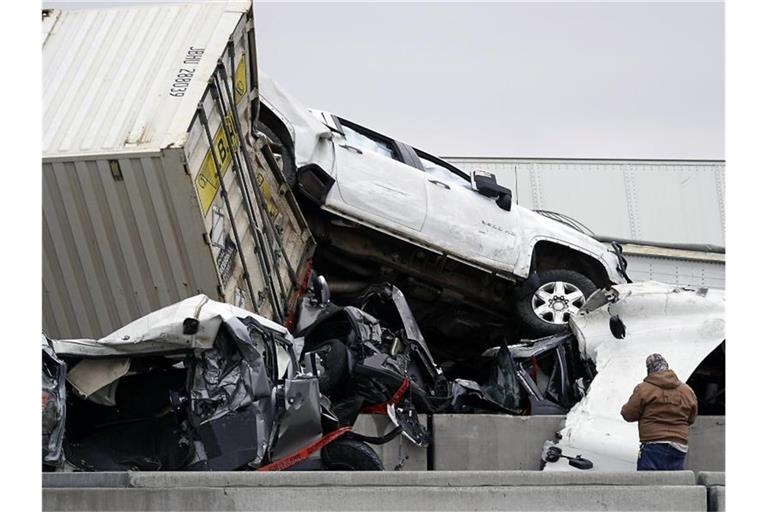 Nach dem Unfall auf der vereisten Interstate 35 in der Nähe von Fort Worth stapeln sich die Fahrzeuge. Foto: Lawrence Jenkins/The Dallas Morning News/AP/dpa