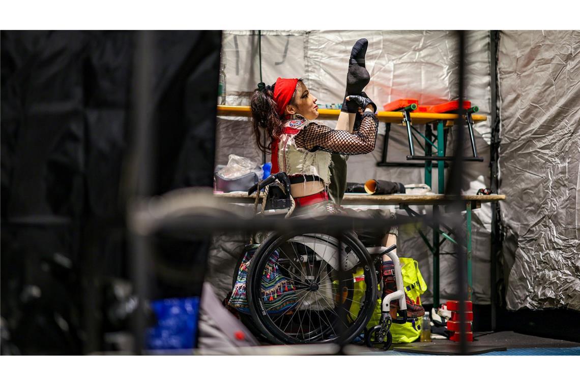 Nach dem Unfall glaubt sie vorerst, mit dem Zirkus abgeschlossen zu haben.