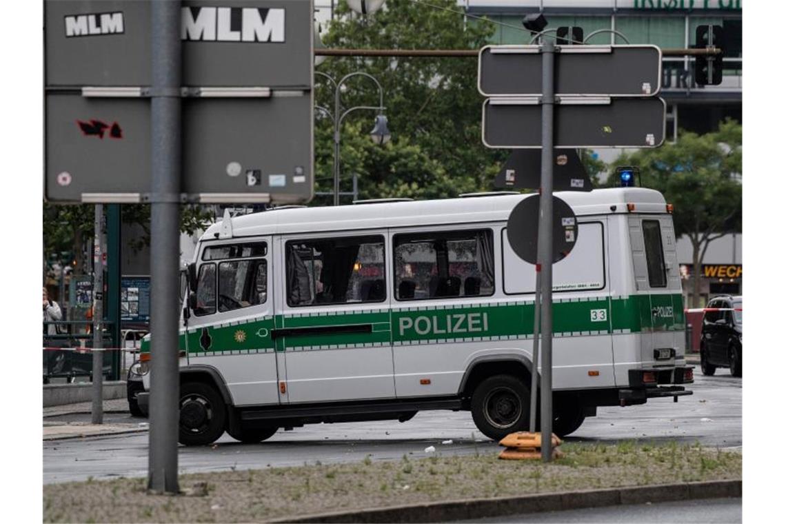 Nach dem Unfall sperrt ein Polizeiwagen die Zufahrt zum Hardenbergplatz. Foto: Paul Zinken/dpa-zb-zentralbild/dpa