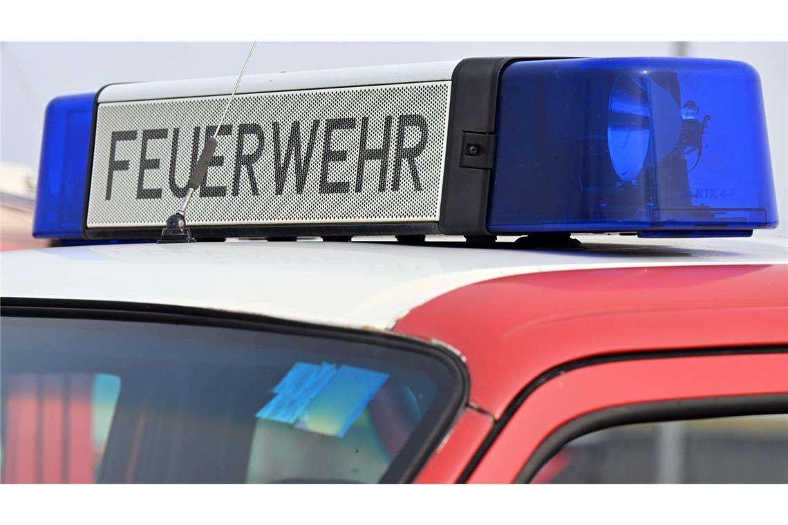 Wohnmobil fährt Abhang hinunter und kippt um Nach dem Unfall war die Feuerwehr im Einsatz. (Symbolbild)