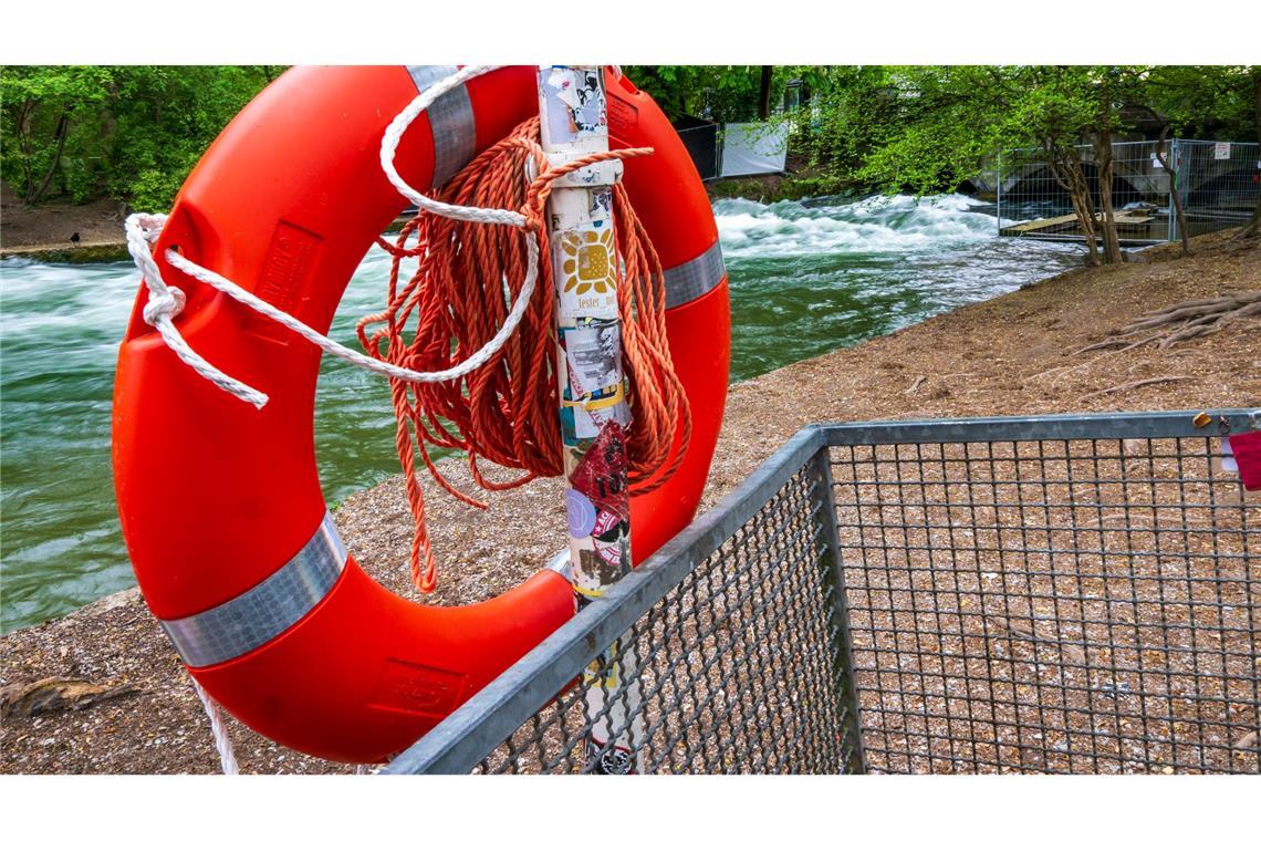 Nach Tod einer Surferin: Wasser am Eisbach wird abgesenkt Nach dem Unfall wird über zusätzliche Sicherheitsmaßnahmen diskutiert.