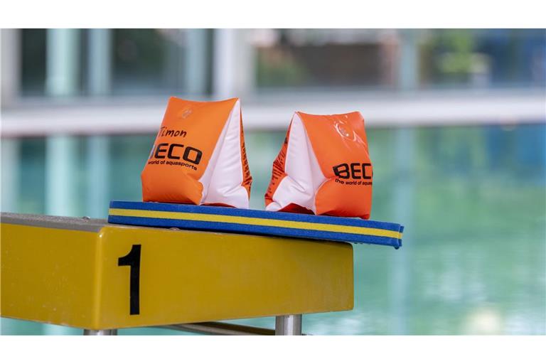 Nach dem Urteil gegen zwei Pädagoginnen wegen des Todes eines siebenjährigen Schülers im Schwimmunterricht wird der Prozess vor dem Landgericht Konstanz teils neu aufgerollt. (Symbolbild)