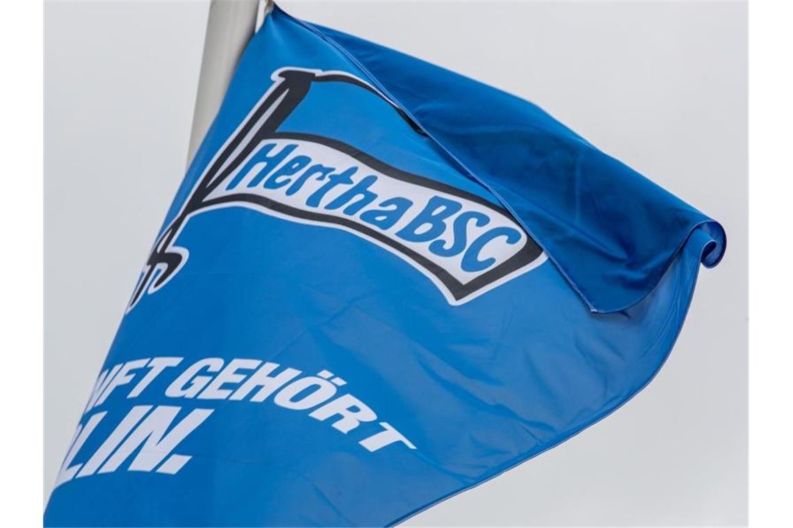 Corona stoppt Hertha: Team nach viertem Fall in Quarantäne Nach dem vierten Corona-Fall hat Hertha BSC die Absetzung der kommenden Spiele beantragt. Foto: Andreas Gora/dpa