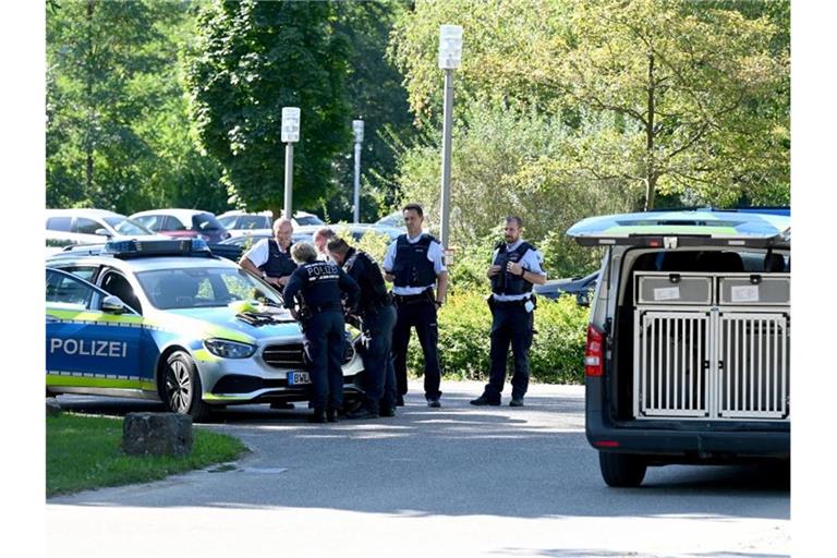 Nach dem Vorfall vor zweieinhalb Wochen, bei dem vier zum Teil als gefährlich geltende Männer aus der Klinik bei Heilbronn geflohen waren, wird nach drei Flüchtigen noch gefahndet. (Archivbild). Foto: Bernd Weißbrod/dpa