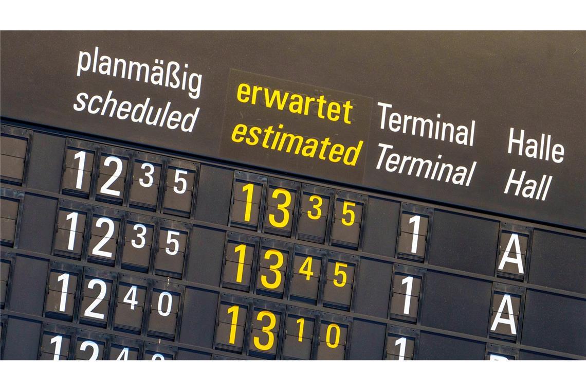 EU-Reform könnte Fluggastrechte deutlich schwächen Nach dem Vorschlag der Kommission soll die Schwelle für Entschädigungsansprüche auf fünf bis zwölf Stunden angehoben werden. (Archivbild)
