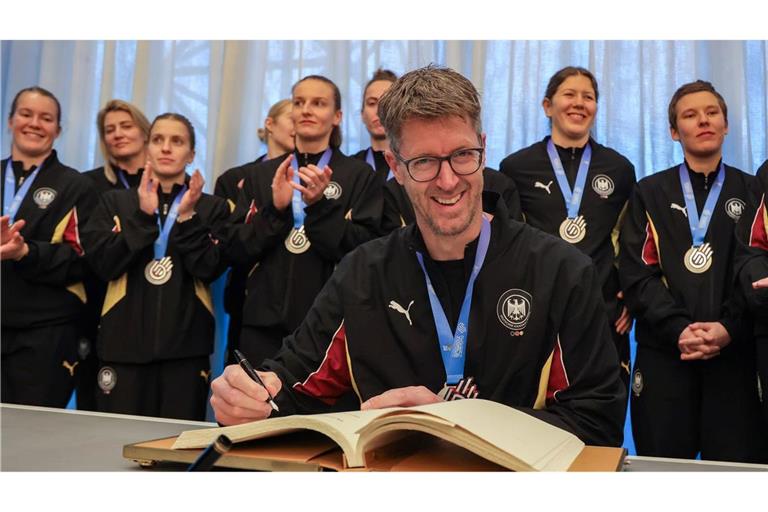 Nach dem WM-Coup durften sich Markus Gaugisch und seine Spielerinnen ins Goldene Buch der Stadt Dortmund eintragen. (Archivbild)