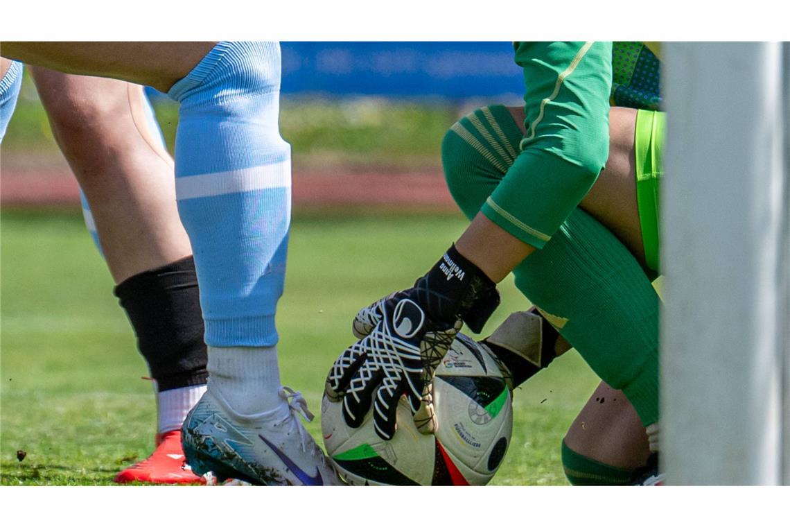 Nach dem Zugang zu Damentoiletten wird Transfrauen in England nun auch die Teilnahme am Frauenfußball versagt (Symbolfoto).