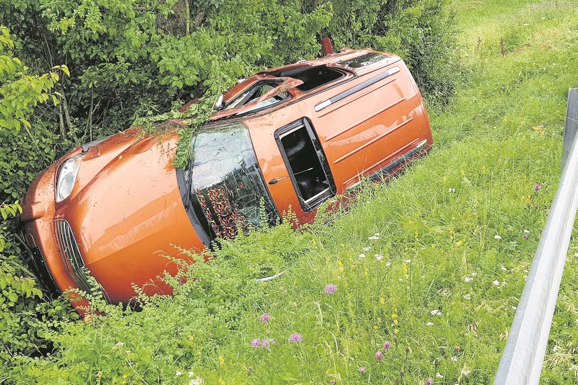 Auto überschlägt sich: zwei Verletzte Nach dem Zusammenstoß bleibt der Chevrolet des 56-Jährigen auf der Seite liegen.Foto: B. Beytekin