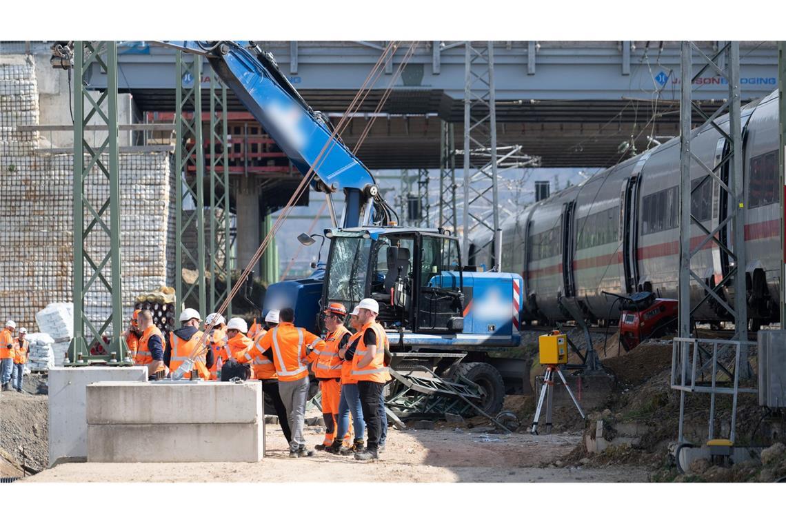ICE fährt gegen Baggerarm - Baggerfahrer verletzt
