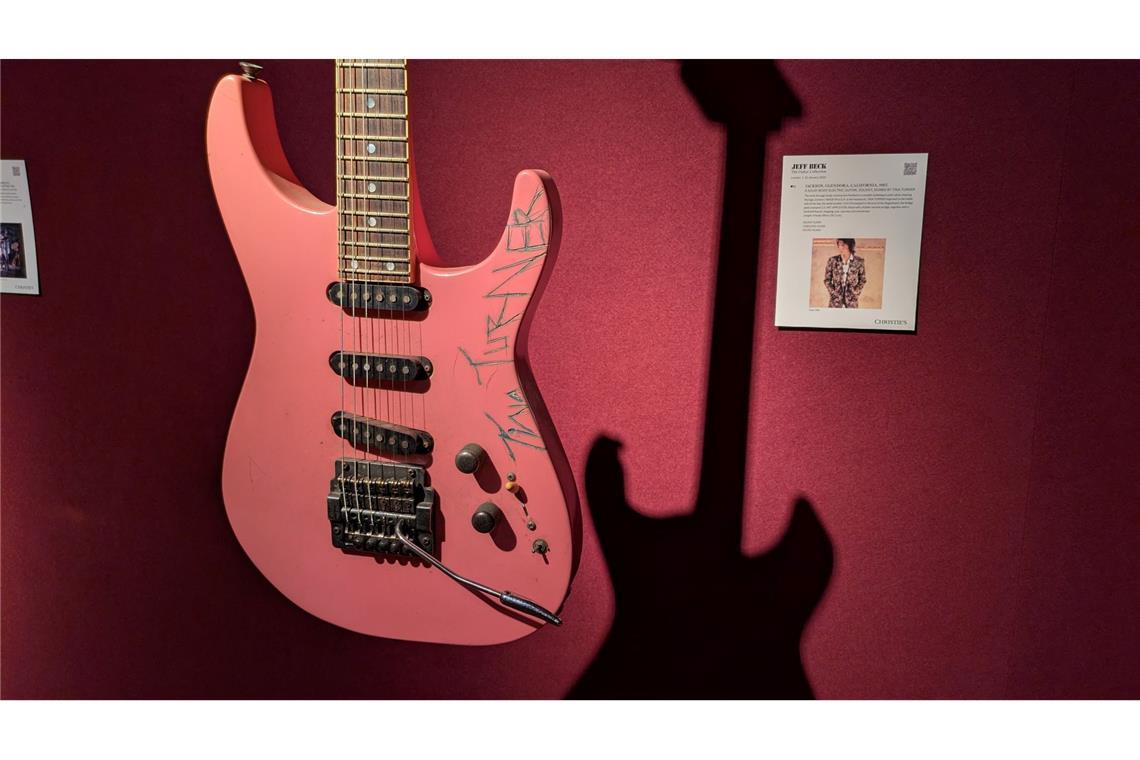 Gitarrensammlung von Jeff Beck: Ochsenblut und Tina Turner Nach den Aufnahmen zu Tina Turners "Private Dancer" ließ sich Jeff Beck seine pinkfarbene Jackson-Grover-Gitarre von der Sängerin signieren - mit Messer und Nagellack.