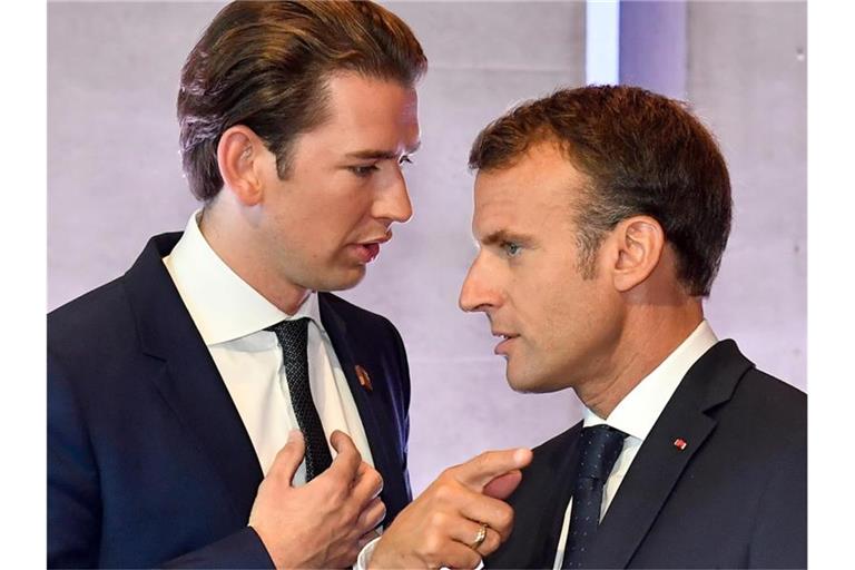 Nach den blutigen Anschlägen in Europa beraten Österreichs Bundeskanzler Kurz (l) und Frankreichs Präsident Macron gemeinsam mit Kanzlerin Merkel und der EU-Spitze in einer Videokonferenz. Foto: Dirk Waem/BELGA/dpa/Archiv