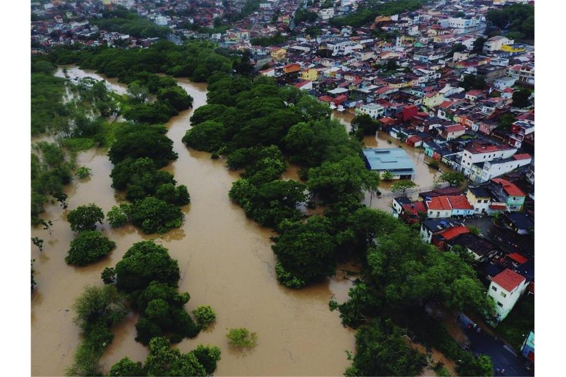Nach den Dammbrüchen riefen die Behörden in Bahia die Menschen über die sozialen Medien dazu auf, sich in Sicherheit zu bringen. Foto: Manuella Luana/AP/dpa