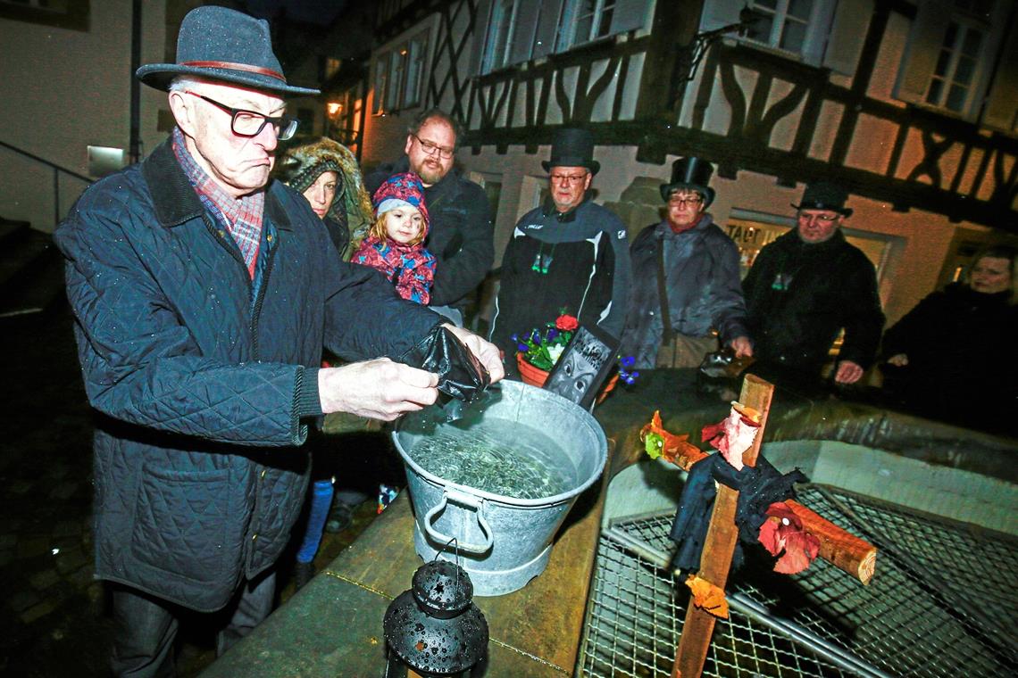 Nach den heiteren Tagen ist der Geldbeutel bei vielen Narren leer bis auf den letzten Cent: Da kann man den Beutel auch Mal gründlich waschen, so wie gestern beim Gänsebrunnen.Foto: A. Becher