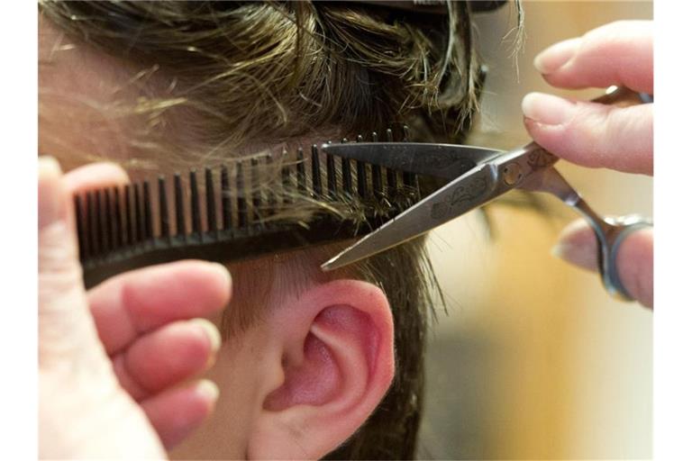 Nach den jüngsten Entscheidungen zur baldigen Öffnung können sich die Friseursalons kaum retten vor Kundenanfragen. Foto: Sebastian Kahnert/dpa