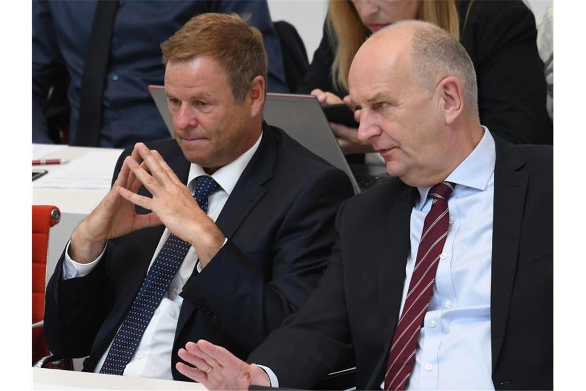 Nach den jüngsten Umfragen ohne rot-rote Mehrheit: Brandenburgs Ministerpräsident Dietmar Woidke (SPD, r.), und Finanzminister Christian Görke (Linke). Foto: Bernd Settnik