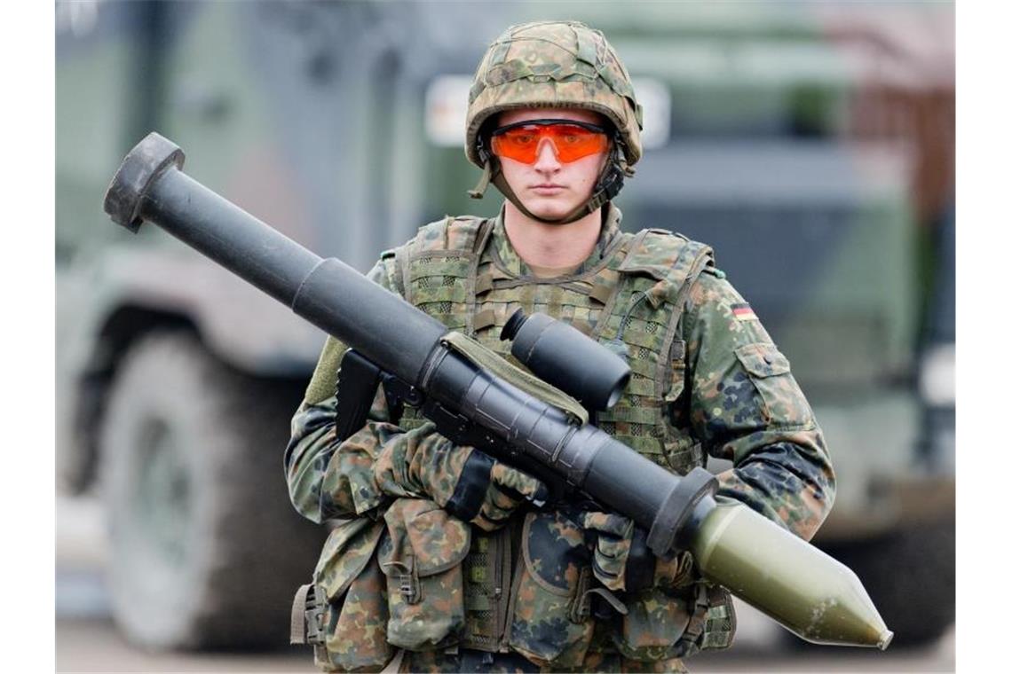 Prominente und Wissenschaftler gegen „massive Hochrüstung“ Nach den Plänen der Bundesregierung sollen der Bundeswehr in den kommenden Jahren 100 Milliarden Euro zufließen. Foto: Sebastian Gollnow/dpa