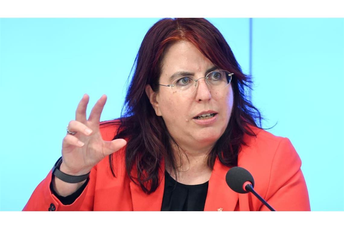 Nach den schlechten Pisa-Ergebnissen fordert die GEW-Landeschefin Monika Stein vor allem eines: Den Schulen müsse die Möglichkeit gegeben werden, die Lernlücken zu schließen.