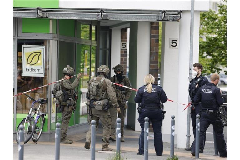 Nach den Schüssen in Dänischenhagen (Kreis Rendsburg-Eckernförde) hat die Polizei auch das Brauereiviertel in Kiel abgeriegelt. Foto: Frank Molter/dpa