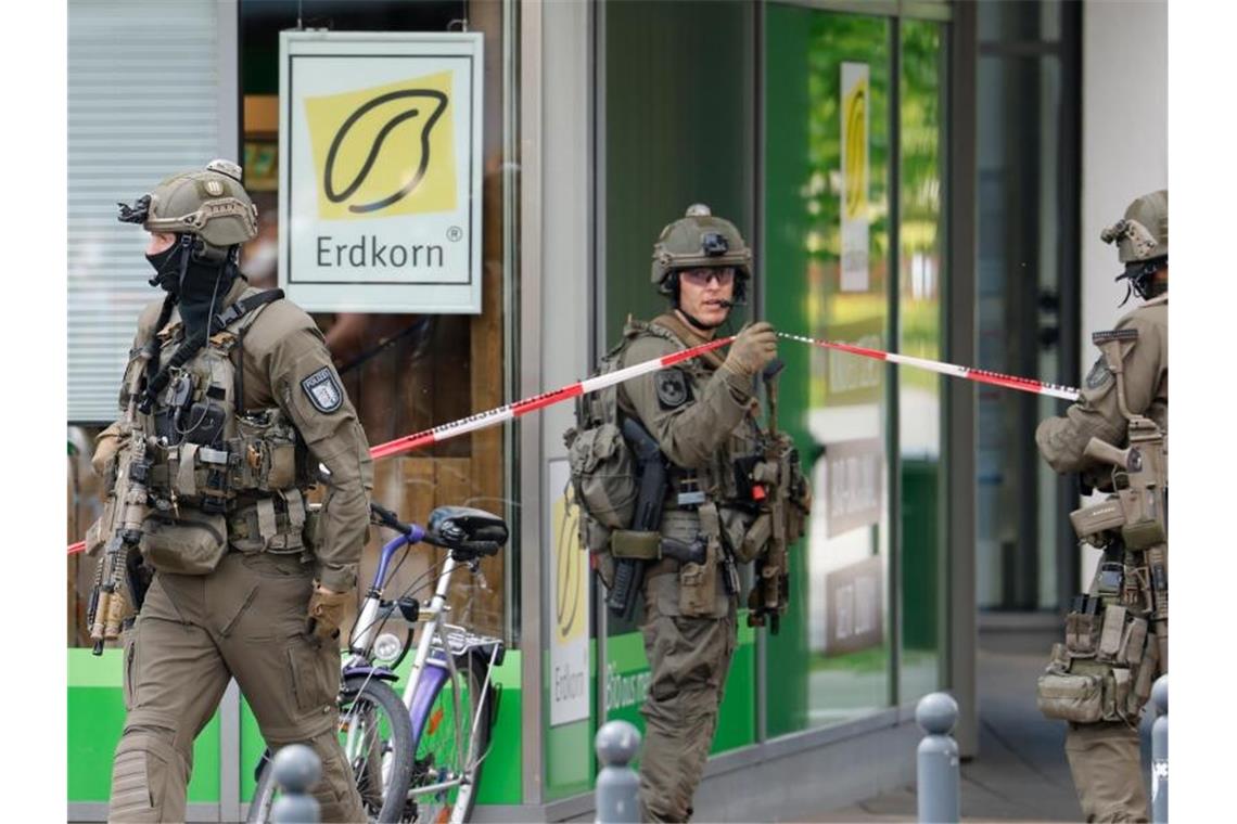Drei Tote bei Kiel - Noch keine Aussage des Verdächtigen Nach den Schüssen in Dänischenhagen (Kreis Rendsburg-Eckernförde) hat die Polizei auch das Brauereiviertel in Kiel abgeriegelt. Foto: Frank Molter/dpa