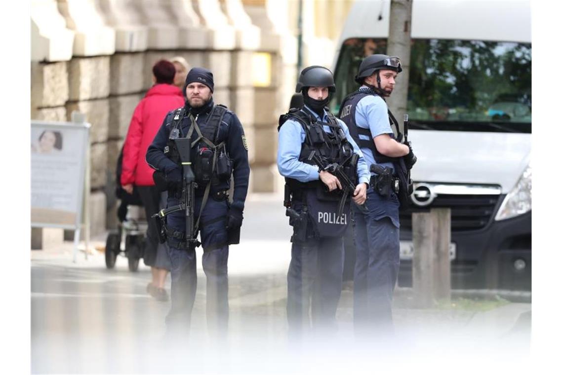 Nach den Schüssen in Halle und Landsberg sichern Polizisten die Umgebung vor der Israelitischen Religionsgemeinde zu Leipzig. Foto: Jan Woitas/dpa