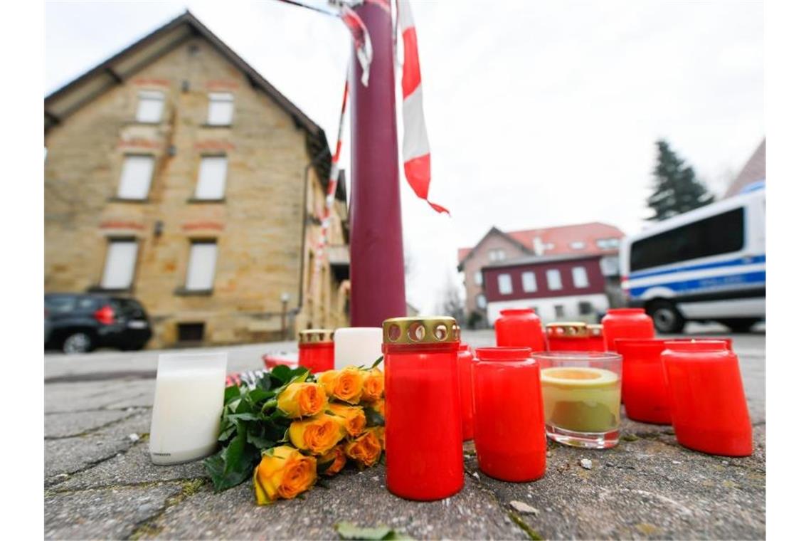 Nach den tödlichen Schüsse in Rot am See auf 6 Menschen liegen Blumen und Kerzen vor dem Tatort. Foto: Tom Weller/dpa