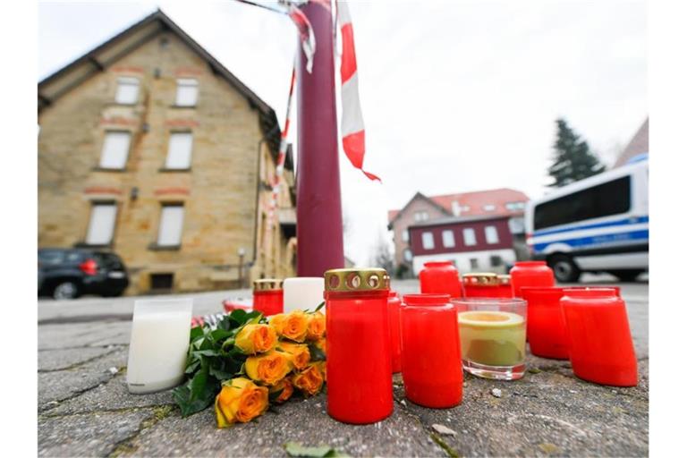 Nach den tödlichen Schüsse in Rot am See auf 6 Menschen liegen Blumen und Kerzen vor dem Tatort. Foto: Tom Weller/dpa