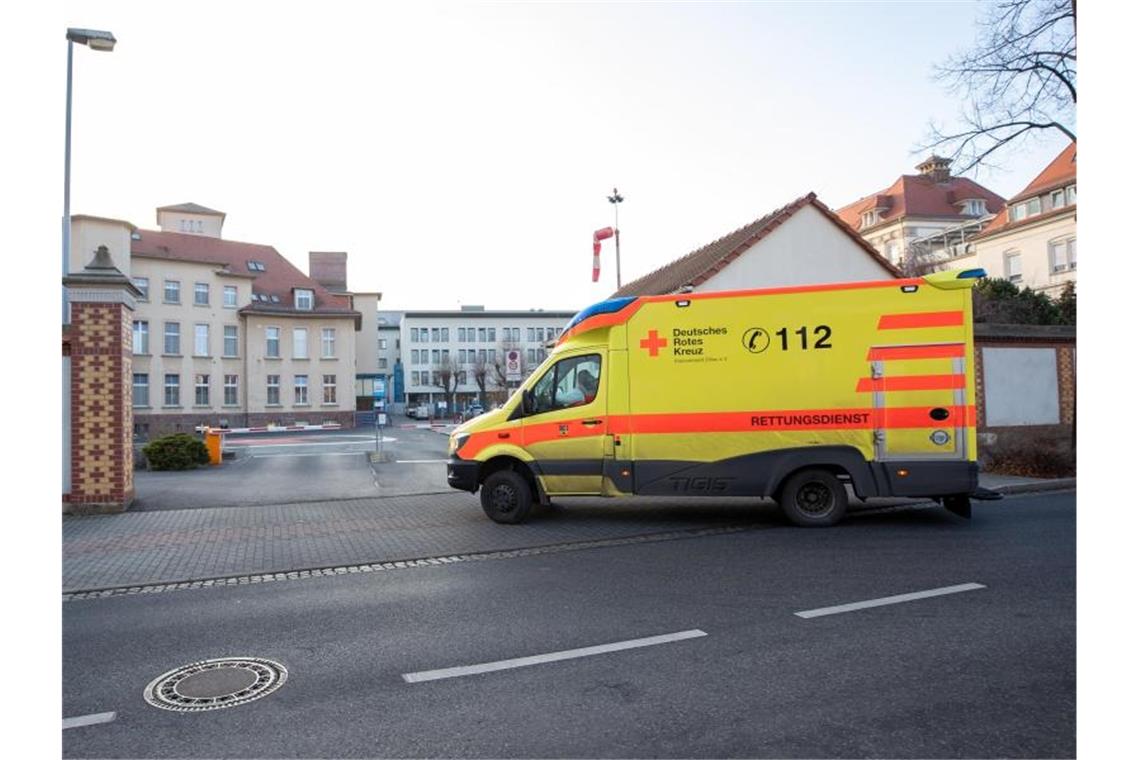 Nach den Triage-Äußerungen eines Mediziners aus Zittau hat das Klinikum Oberlausitzer Bergland bestätigt, dass die Corona-Lage dort kritisch ist. Foto: Daniel Schäfer/dpa-Zentralbild/dpa