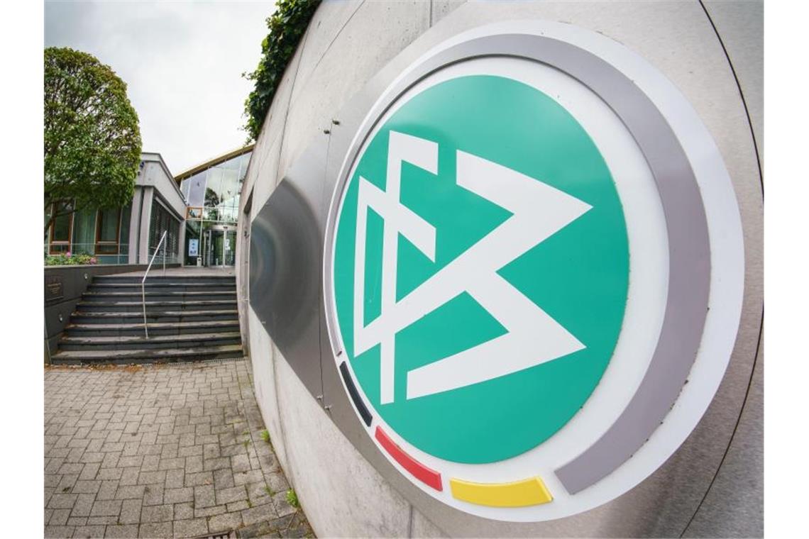Die Krisen in der Schneise: DFB und DOSB auf Personalsuche Nach den Turbulenzen um die Ethikkommission werden die Rufe nach einem vorgezogenen DFB-Bundestag immer lauter. Foto: Frank Rumpenhorst/dpa/Frank Rumenhorst/dpa