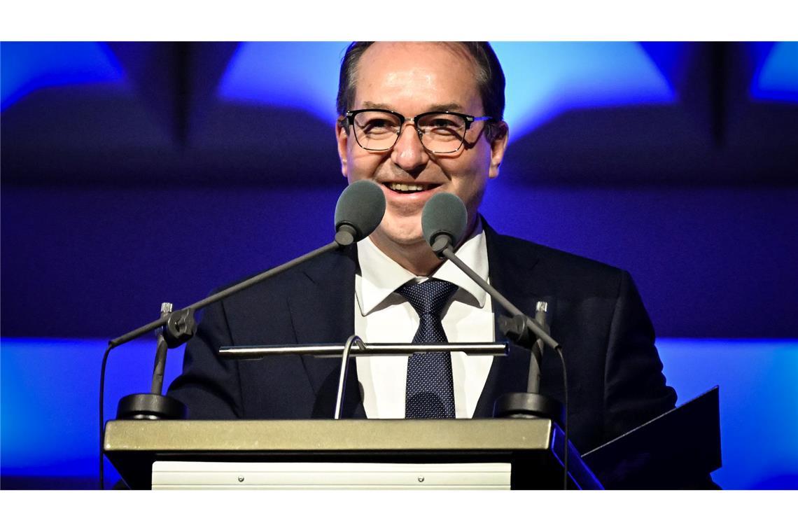 Nach den Worten von Bundesinnenminister Dobrindt wird eine Abwehr gegen Cyberattacken geschaffen, selbst wenn diese von außerhalb Europas kommen.