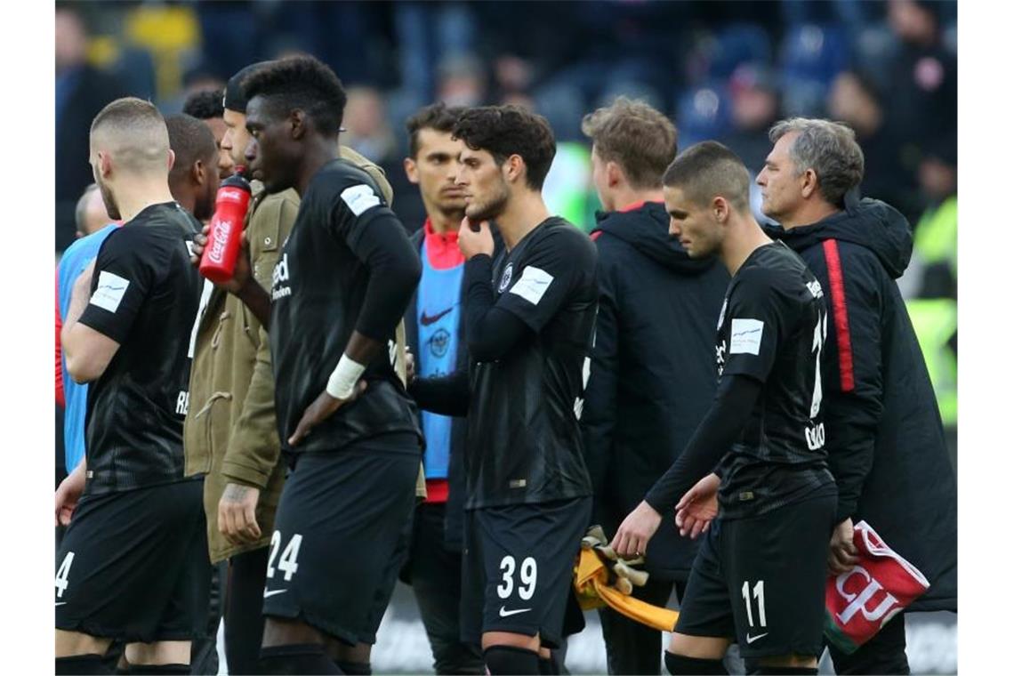 Nach der 0:2-Heimpleite schleichen die Eintracht-Spieler enttäuscht vom Platz. Foto: Thomas Frey