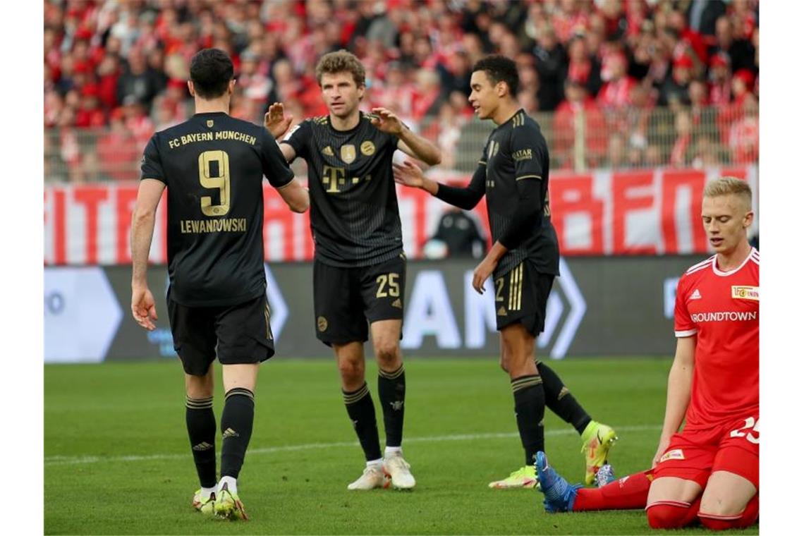 Bundesliga: Das war der Samstag, das kommt am Sonntag Nach der 0:5-Klatsche gegen Gladbach zeigten sich die Bayern-Profis bei Union Berlin selber wieder treffsicher. Foto: Andreas Gora/dpa