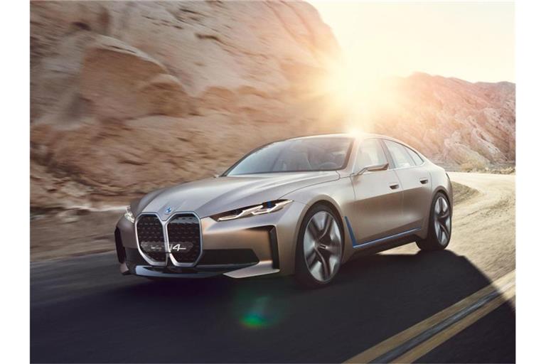 Nach der Absage des Genfer Autosalons hat BMW die Weltpremiere des vollelektrischen Concept i4 ohne Publikum in München gefeiert und im Internet übertragen. Foto: -/BMW AG/dpa