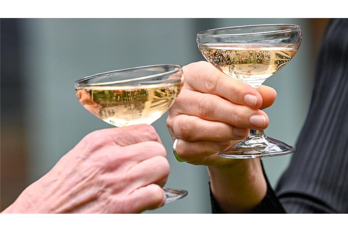 Nach der Adventszeit und den Feiertagen haben viele Menschen das Gefühl, dass sie nun erst einmal weniger oder gar nicht trinken sollten. (Symbolbild)